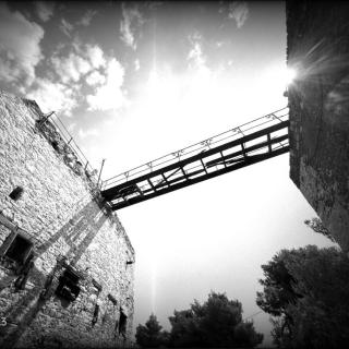 Καμάριζα, καλοκαίρι, γέφυρα πάνω από τις στοές...